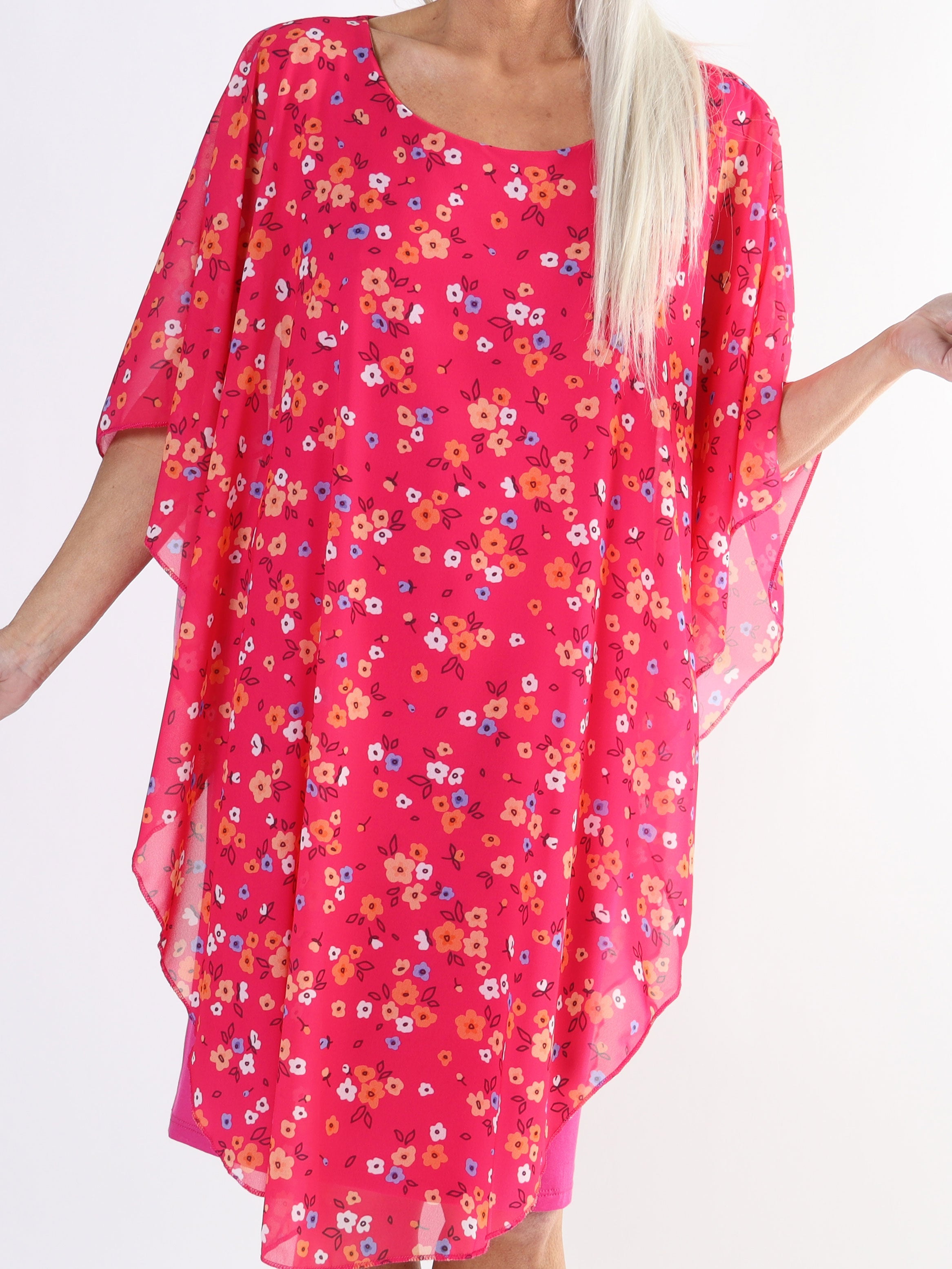 Kenya Small Flower - Tunikaklänning i plus size med blommigt chiffonglager